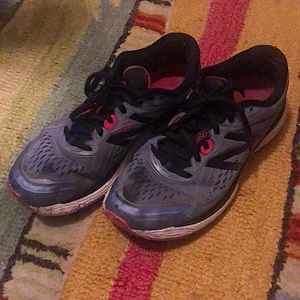 New Balance Women's 860v8